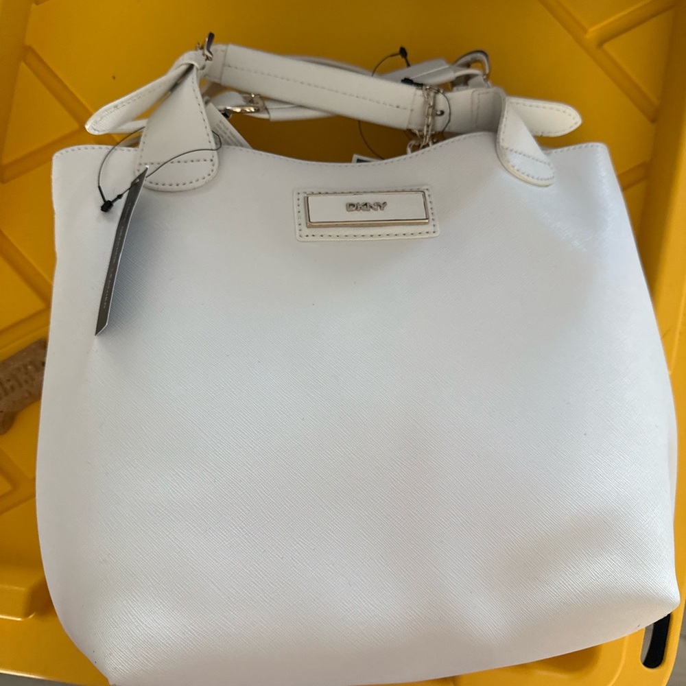 This is a nwt DKNY purse. Roomy and summer ready.
